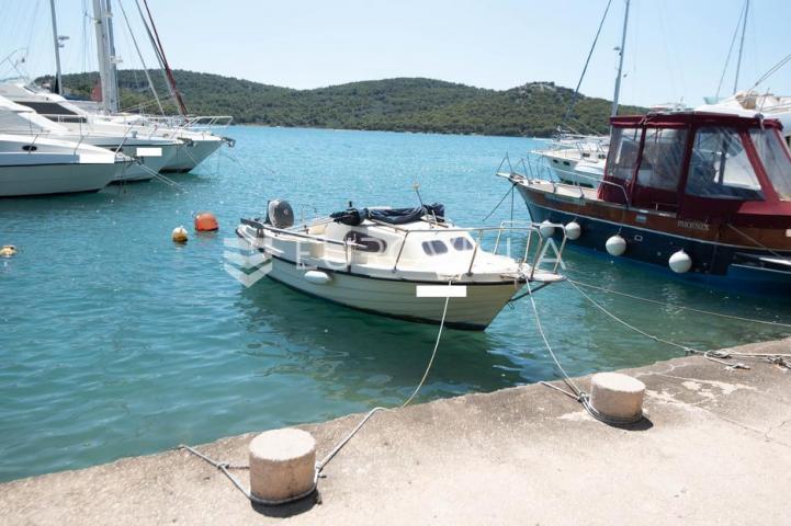 Tisno, ekskluzivna apartmanska kuća prvi red do mora s panoramskim pogledom i brodicom