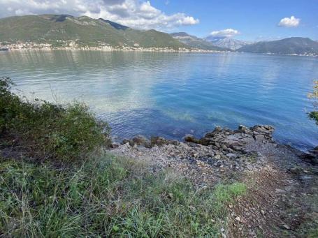 A plot for sale in an ideal location on the first line to the sea in Herceg Novi