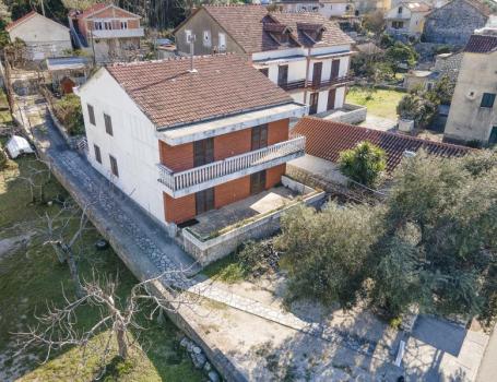 A house by the sea in Kotor is for sale