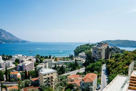 Luxury penthouse with a view of the sea in Budva for sale