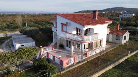 ZADAR, DEBELJAK - Family house with spacious grounds