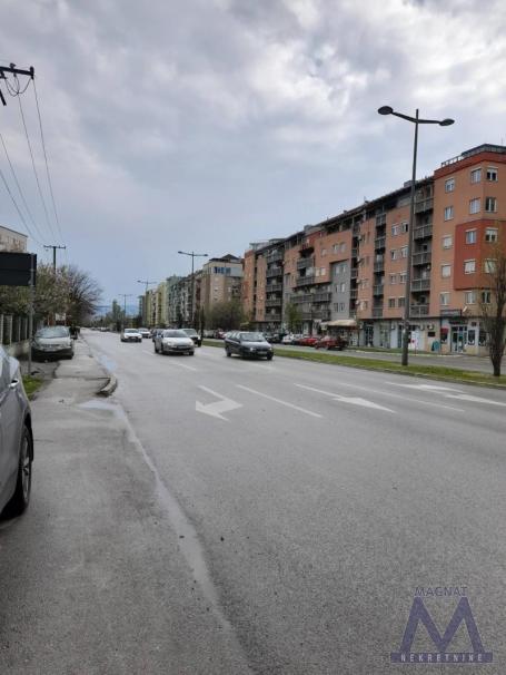 Novi Sad, na početku Bulevara Evrope nedaleko od Limana IV u prizemlju stambene zgrade izdaje se uli