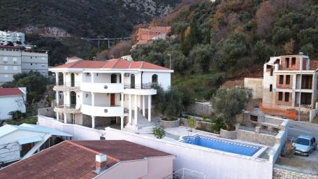 Beautiful villa with a view of the sea in Petrovac is for sale
