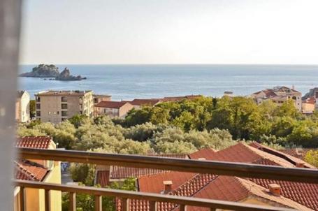 Luxury 3-bedroom apartment with a sea view in Petrovac for sale