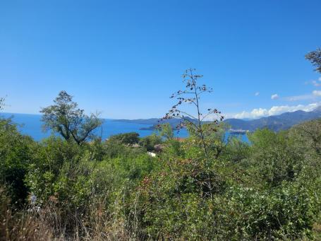 Urbanized plot with a view of the sea in Budva is for sale