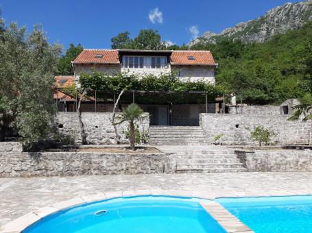Beautiful 7-bedrom stone house with a swimming pool in Kotor is for sale