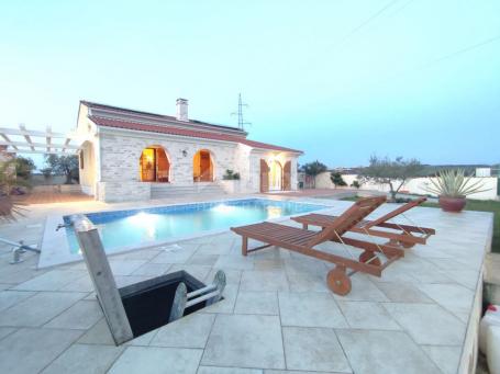ISTRIA, BRTONIGLA - Nice stone house with a swimming pool, a tavern and a large garden