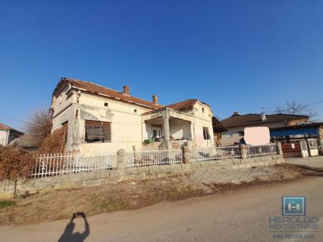 Plot with an older house for sale in Ćuprija