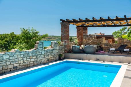 ZADAR, POSEDARJE - Beautiful multi-storey house and stone outbuilding with swimming pool