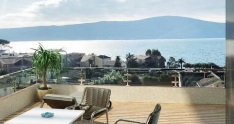 Luxury 2-bedroom apartment with a sea view in Tivat for sale