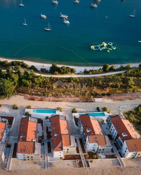 ISTRA, BANJOLE - Stan 80 m od prekrasne šljunkaste plaže u luksuznom resortu, prvi red do mora!