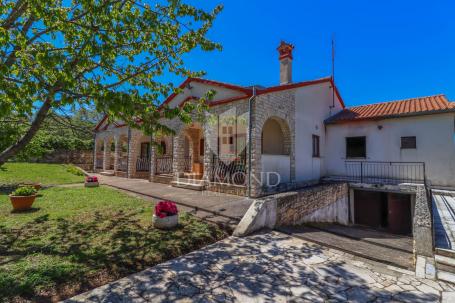 Rovinj, surroundings, beautiful house with garden near the sea