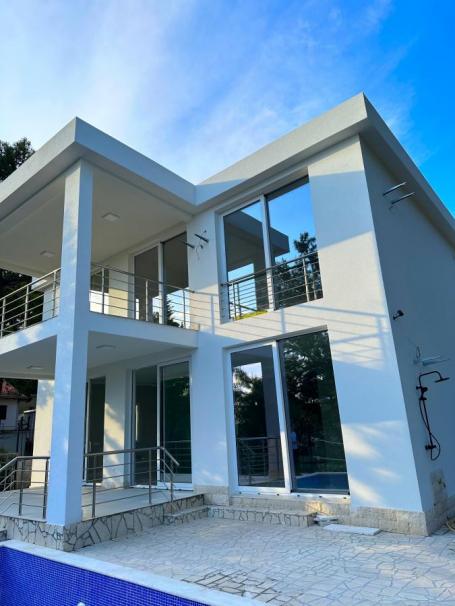 Luxury 3-bedroom villa with a sea view in Bar is for sale
