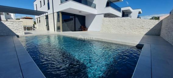 ISTRIA, PULA - Modern semi-detached house with swimming pool