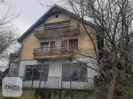 Kuća sa lokalom u Obrežu kod Varvarina. 
