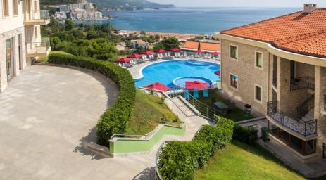 Appartement spacieux avec vue sur la mer dans un complexe de luxe avec piscine