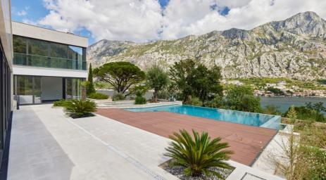 Luksuzna vila sa otvorenim bazenom i panoramskim pogledom na zaliv
