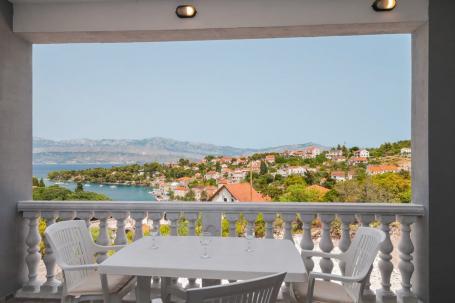 Brač-Splitska, Kuća  sa prekrasnim pogledom na uvalu i more