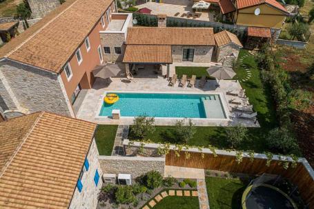 Istra, Kanfanar, komplex  prekrasnih kamenih kuća 1561 m2 na velikoj okućnici