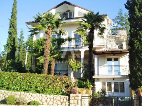 Malinska, Mediterranean house with five apartments 100 m from the sea!! ID 98