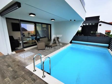 Njivice, luxurious apartment on the ground floor with a swimming pool!! ID427