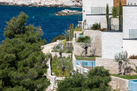 PRIMOŠTEN - Luxury villa with pool, first row to the sea