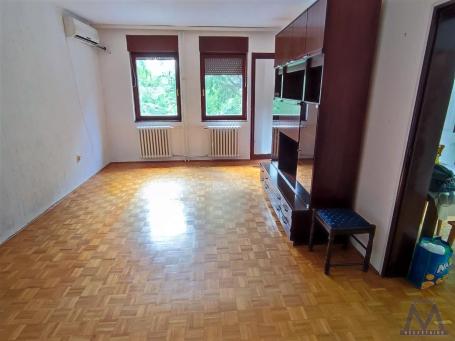Novi Sad, Novo Naselje - Šonsi, na prvom spratu stambene zgrade na prodaju uknjižen trosoban stan od