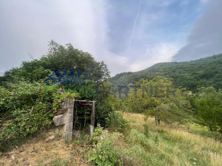 A unique opportunity! A building plot with a house and agricultural land in the vicinity of Sovinjak