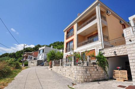 Trospratna kuća sa panoramskim pogledom na more u naselju Zelenika, Herceg Novi