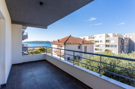 Trogir okolica - dvosoban stan s balkonom i garažnim mjestom  (S 11)