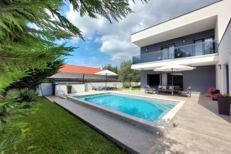 Šišan, moderna villa s bazenom na mirnoj lokaciji