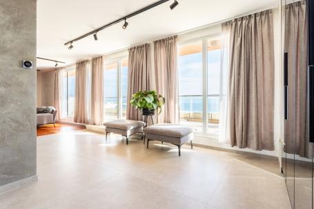 Split, Žnjan, luksuzan penthouse za najam NKP 170 m2 + 2VPM + GM