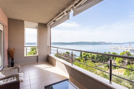 Trogir, odličan dvosoban stan s pogledom na more