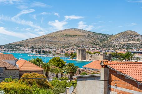 Trogir, luksuzan penthouse s terasom i panoramskim pogledom na more
