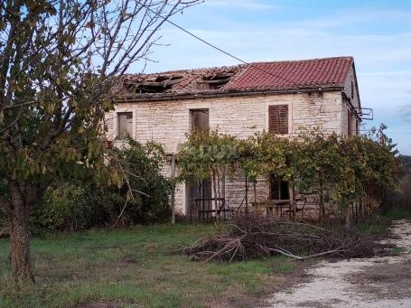 ISTRIA, BIBIĆI - Stone house for renovation with a large garden!