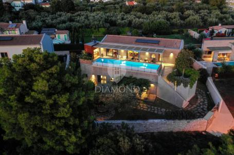 Fazana-unique house with pool upstairs and sea view