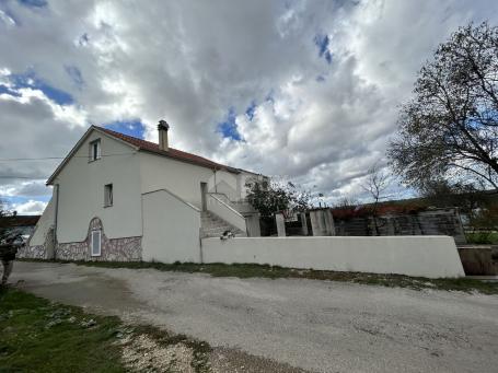 SUKOŠAN, DEBELJAK - Spacious house with auxiliary facility/apartment