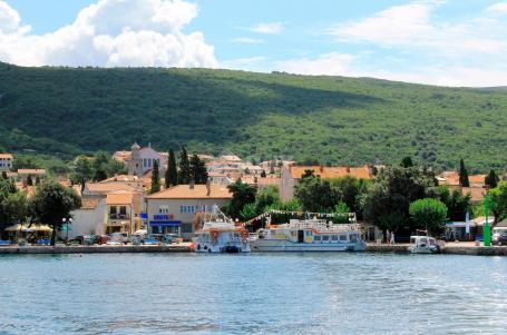 KRK ISLAND, PUNAT - House in an excellent position, first row to the sea.