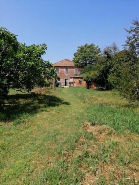 For sale old house of 120m2 plus land of 1239m2 - great investment potential!