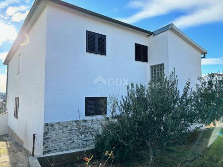 MURTER, JEZERA - Spacious house with two additional buildings 30 m from the sea