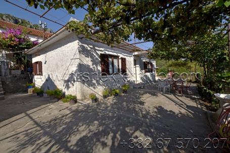 Property with the stone house in Podi Herceg Novi