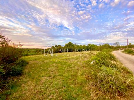Umag-surroundings, agricultural land 1036 m2 in a nice location