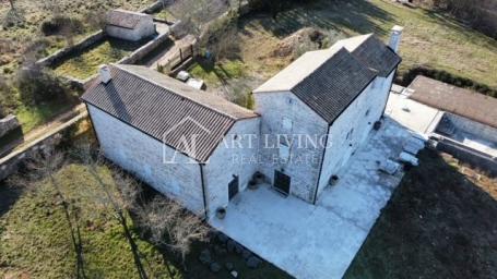 Grožnjan-surroundings, Stone house in Istrian style on a property of 16,500 m2