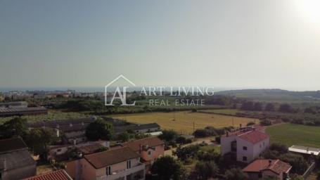 Novigrad - surroundings, attractive building plot 1.5 km from the city and the sea.