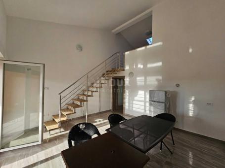 RAB ISLAND, BANJOL – Wohnung im Dachgeschoss von 80 m2 mit Galerie