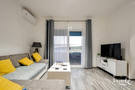 Namješten stan sa 2 spavaće sobe i panoramskim pogledom u Tivtu