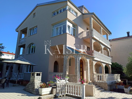 Insel Krk, Malinska - Haus mit 6 Wohnungen 300 m vom Meer entfernt
