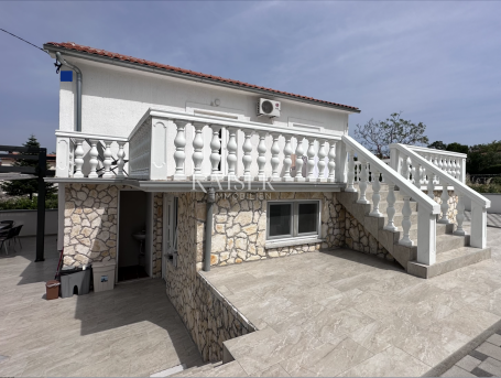Otok Krk, Dobrinj - samostojeća kuća, 86 m2