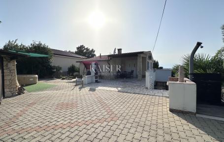 Otok Krk, okolica Dobrinja, samostojeća kuća 150 m2