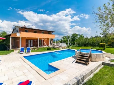 Istra - Motovun, kuća sa bazenom na 5560 m2 građevinske parcele
